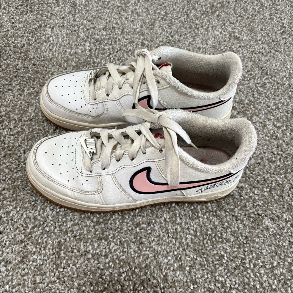 Nike Kids Low-Top Sneakers in Cream with Pink Swoosh